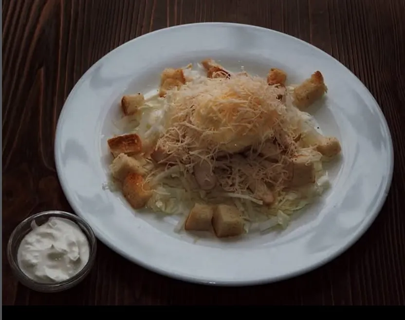 Салат Цезарь с курицей