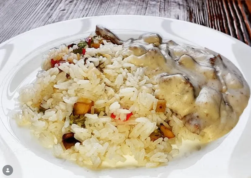 Говядина по-строгановски с рисом и овощами