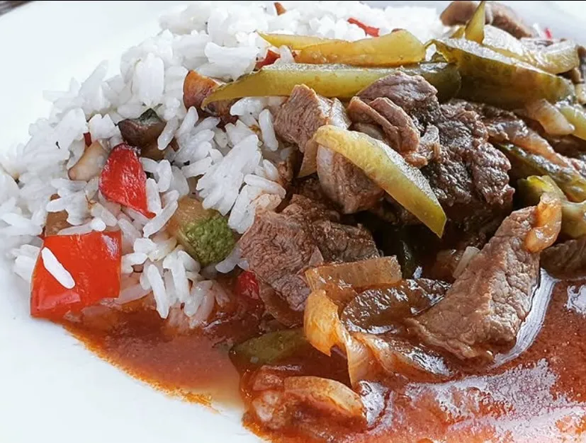 Гуляш с рисом и овощами
